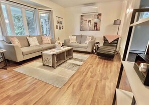 Téléviseur connecté, livres, chaîne audio