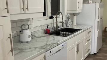 Jääkaappi, mikroaaltouuni, uuni, liesi