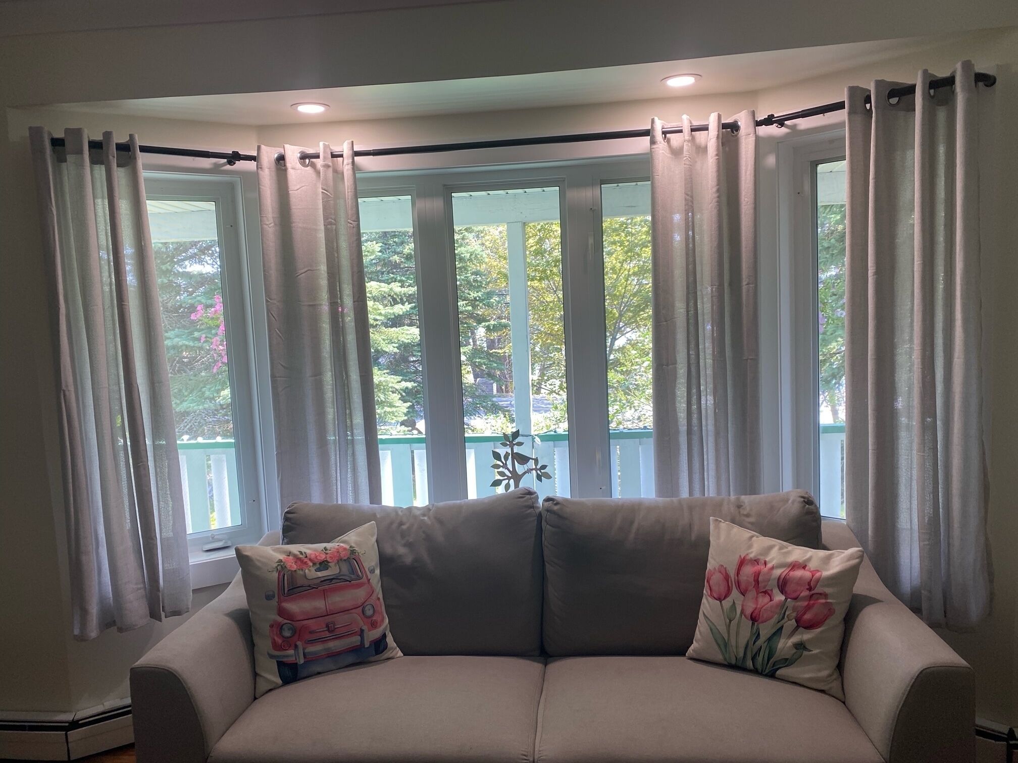 Una Smart TV, libros, un reproductor estéreo