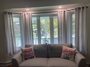 TV connectée, livres, chaîne hi-fi