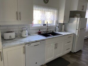 Køleskab, mikrobølgeovn, ovn, kogeplade