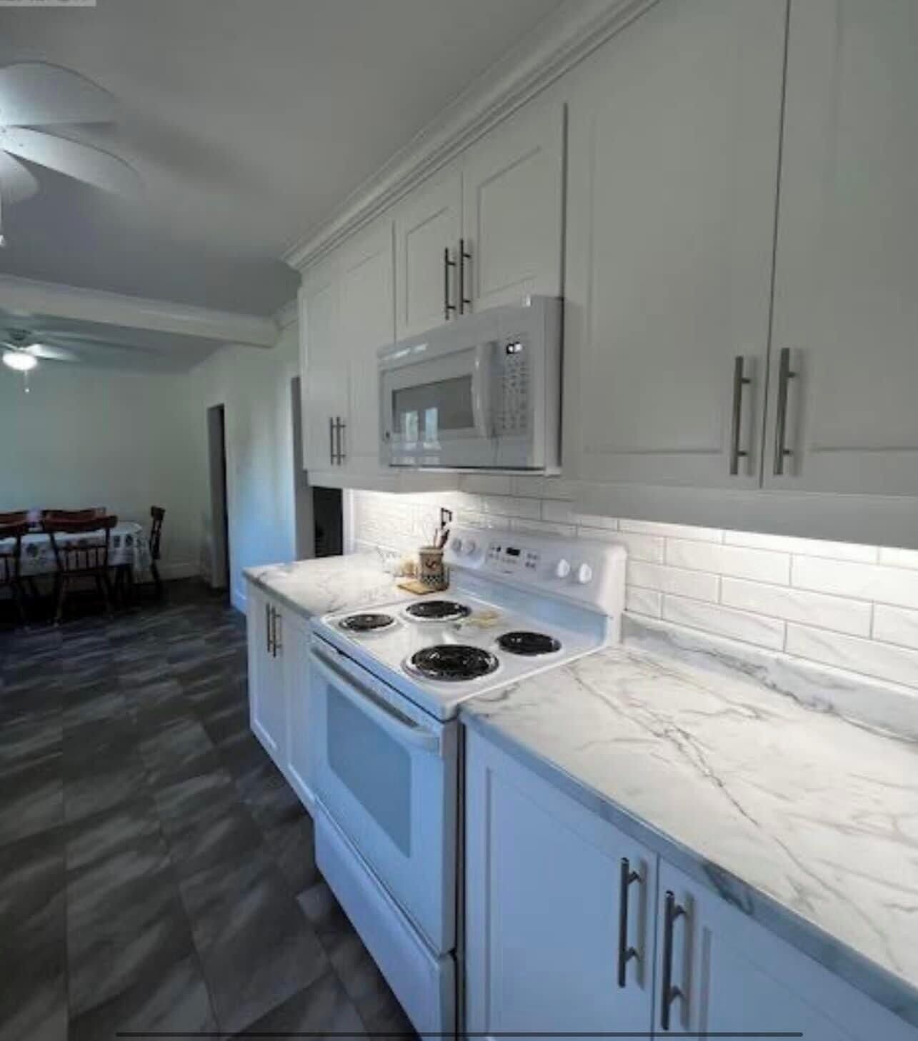 Kylskåp, mikrovågsugn, ugn och spishäll