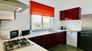 Kjøleskap, mikrobølgeovn, ovn og oppvaskmaskin