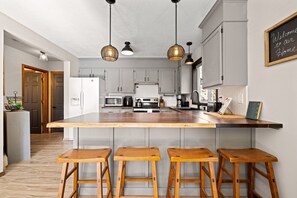 Fridge, microwave, oven, stovetop - New! Sunset Cabin - Two decks - Fire pit - Electric fireplace - Pet friendly - Fenced yard (McCall)