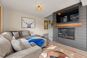 TV, fireplace - New! Sunset Cabin - Two decks - Fire pit - Electric fireplace - Pet friendly - Fenced yard (McCall)