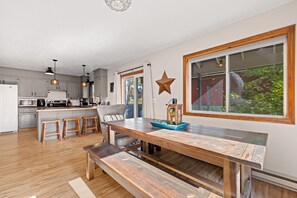 Dining - New! Sunset Cabin - Two decks - Fire pit - Electric fireplace - Pet friendly - Fenced yard (McCall)