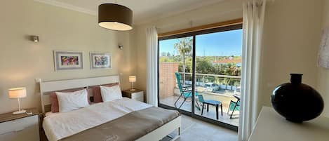 1 slaapkamer, een strijkplank/strijkijzer