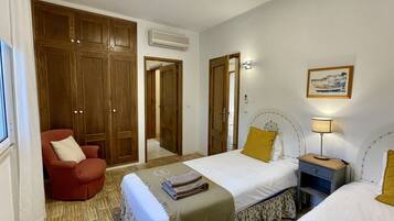 5 bedrooms, iron/ironing board