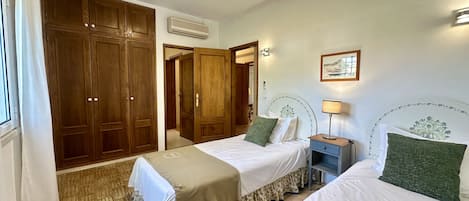6 bedrooms, iron/ironing board