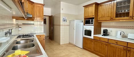 Cafetera y tetera, refrigerador, microondas y horno