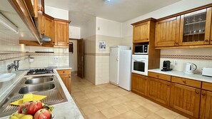 Coffee/tea maker, fridge, microwave, oven - Sol by Check-in Portugal (Vilamoura)
