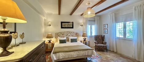 6 bedrooms, iron/ironing board