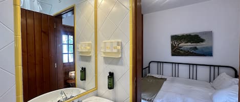 6 bedrooms, iron/ironing board