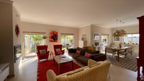 تلفزيون، مدفأة، تنس طاولة