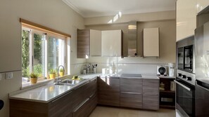 Frigorifero, microonde, forno, lavastoviglie