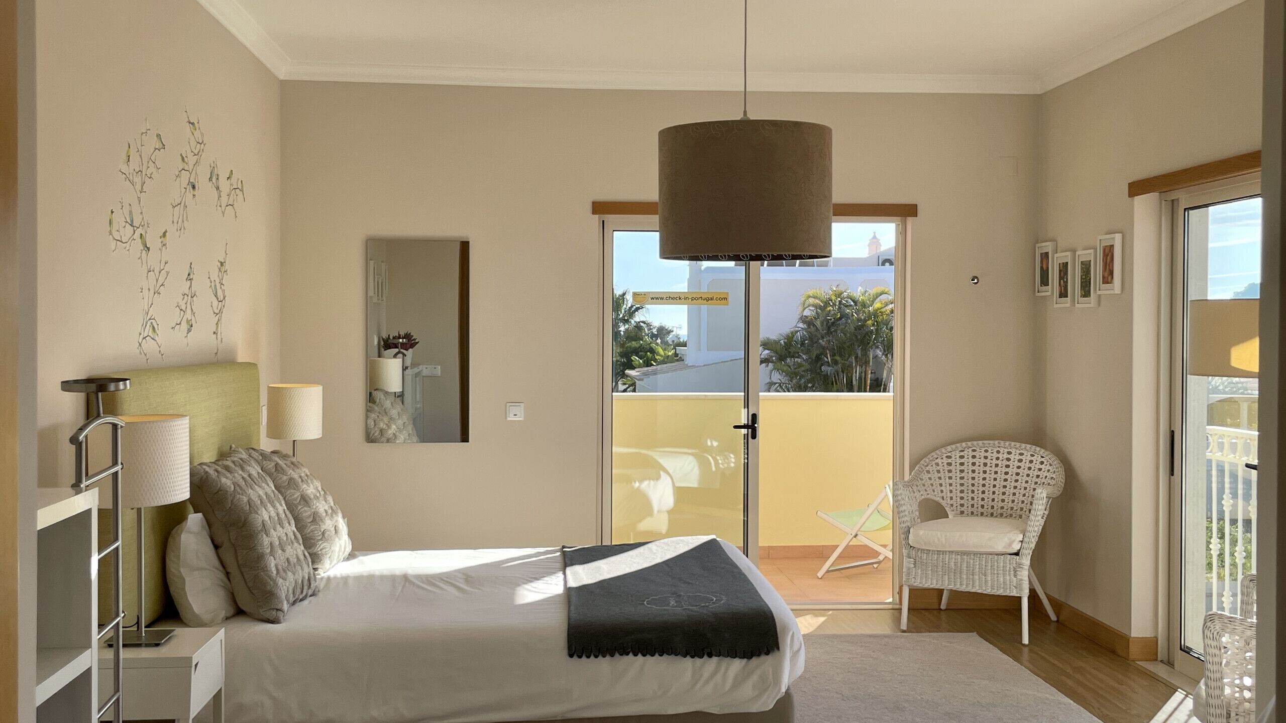 3 habitaciones y tabla de planchar con plancha 