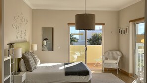 3 عدّة غرف نوم ومكواة/لوح كي