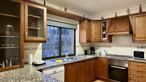 Kjøleskap, mikrobølgeovn, ovn og oppvaskmaskin