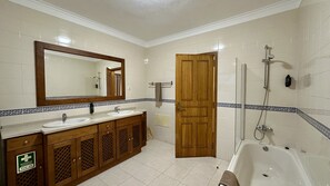 Suihku, hiustenkuivaaja