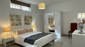 6 slaapkamers, een strijkplank/strijkijzer, wifi