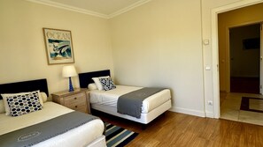 1 quarto, ferros/tábuas de passar roupa