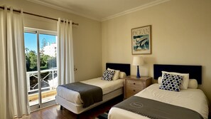 1 chambre, fer et planche à repasser