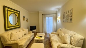 TV - Downtown by Check-in Portugal (Faro)