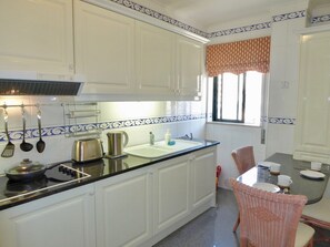Fridge, microwave, stovetop, coffee/tea maker - Downtown by Check-in Portugal (Faro)