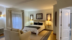 1 sovrum, skrivbord, strykjärn/strykbräda och resesäng