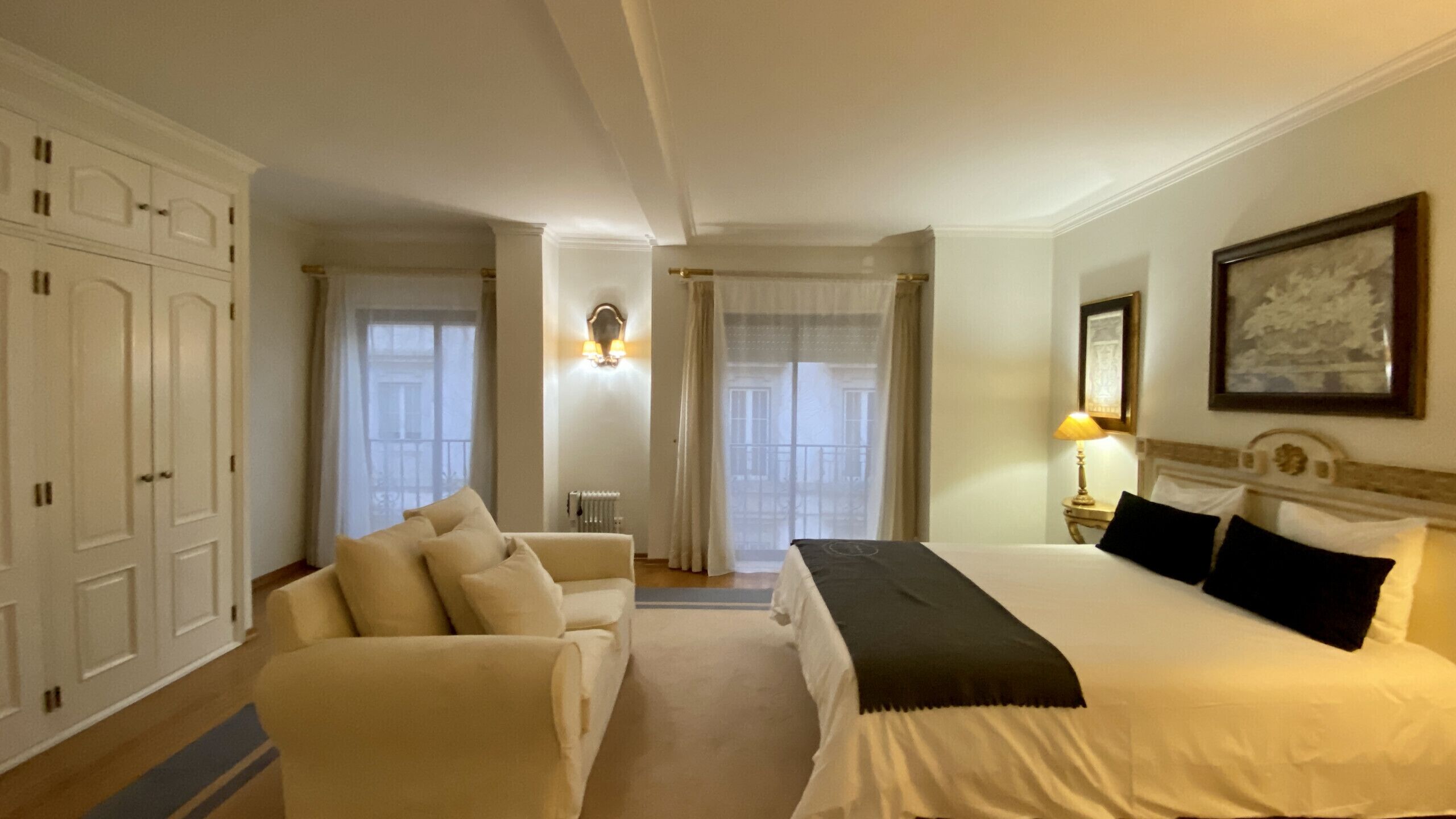 1 habitación, escritorio, tabla de planchar con plancha y cuna de viaje 