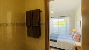 2 Schlafzimmer, Bügeleisen/Bügelbrett