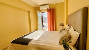 1 soverom og strykejern/-brett