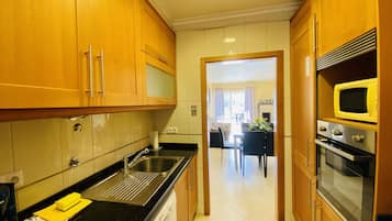 Fridge, microwave, oven, coffee/tea maker