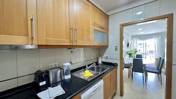 Fridge, microwave, oven, coffee/tea maker