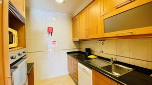 Fridge, microwave, oven, coffee/tea maker - Liberdade by Check-in Portugal (Albufeira)