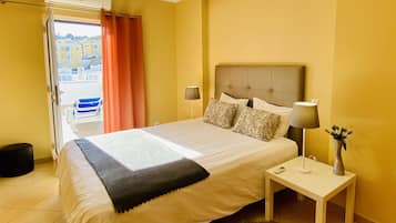 1 dormitorio y tabla de planchar con plancha