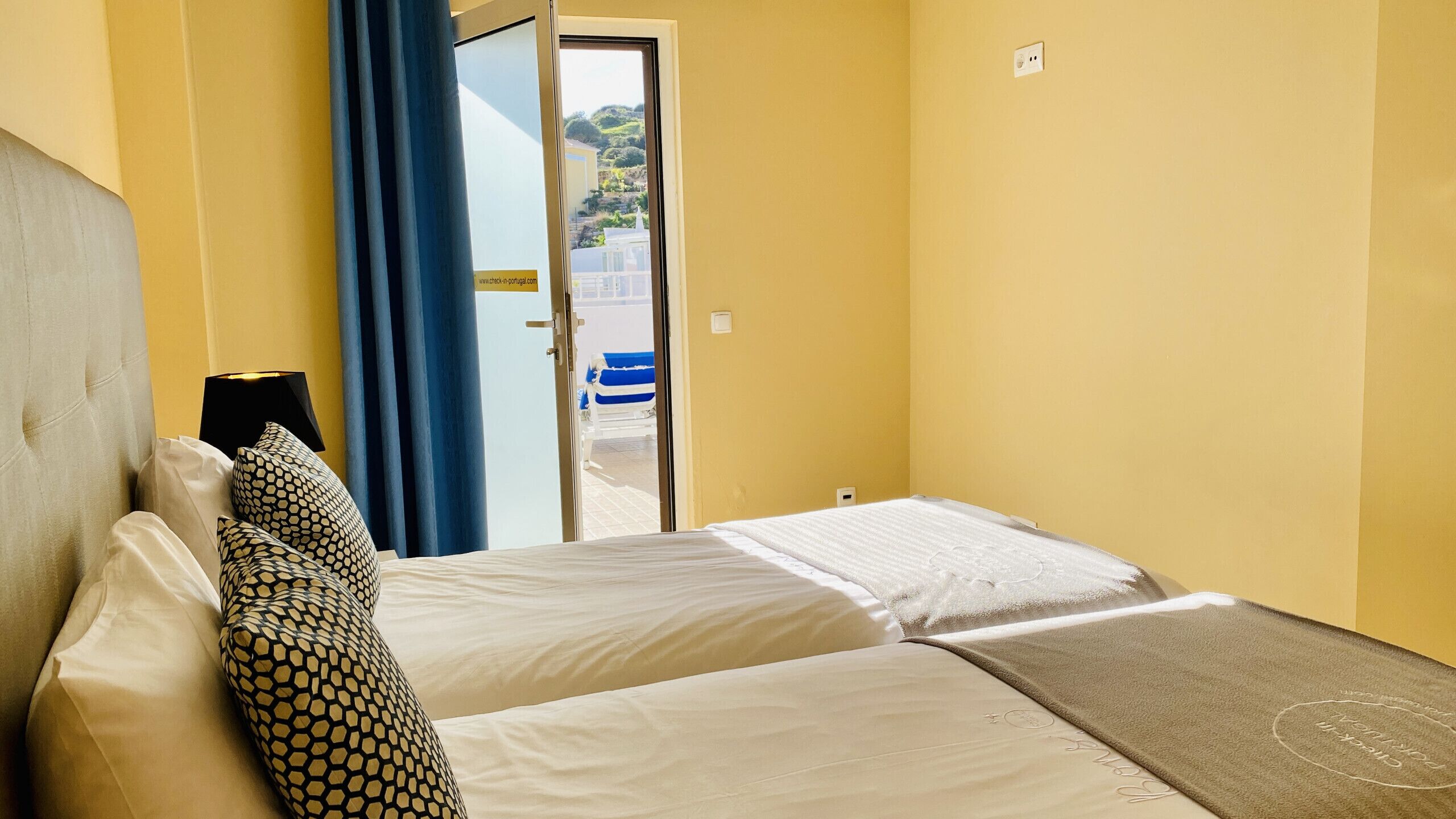 1 habitación y tabla de planchar con plancha 