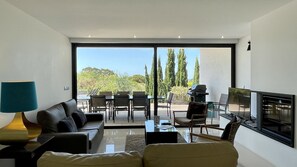 Fernseher, Kamin, Tischfußball, Tischtennisplatte