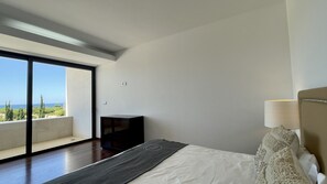 5 Schlafzimmer, Bügeleisen/Bügelbrett