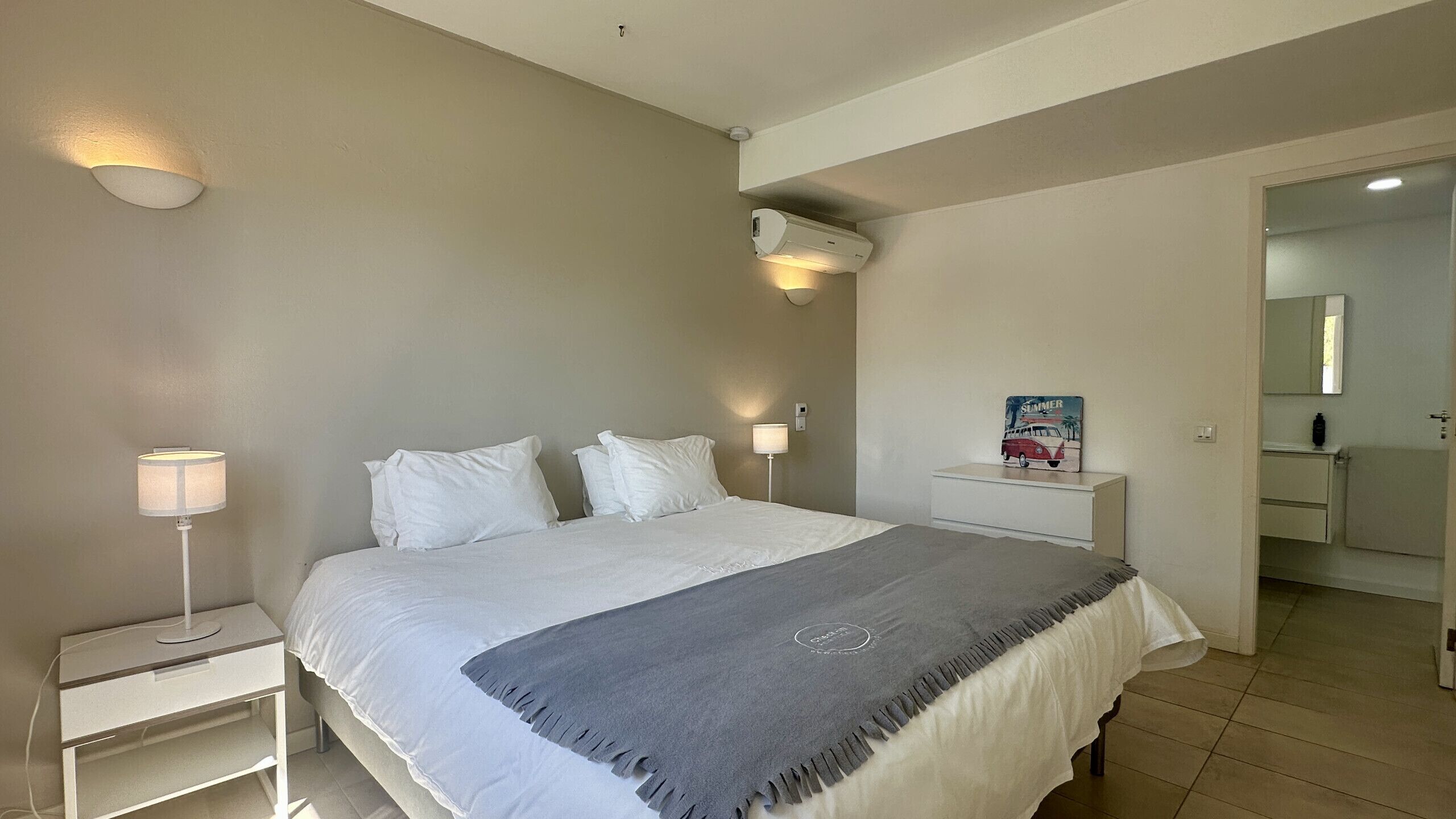 4 slaapkamers, een strijkplank/strijkijzer, wifi