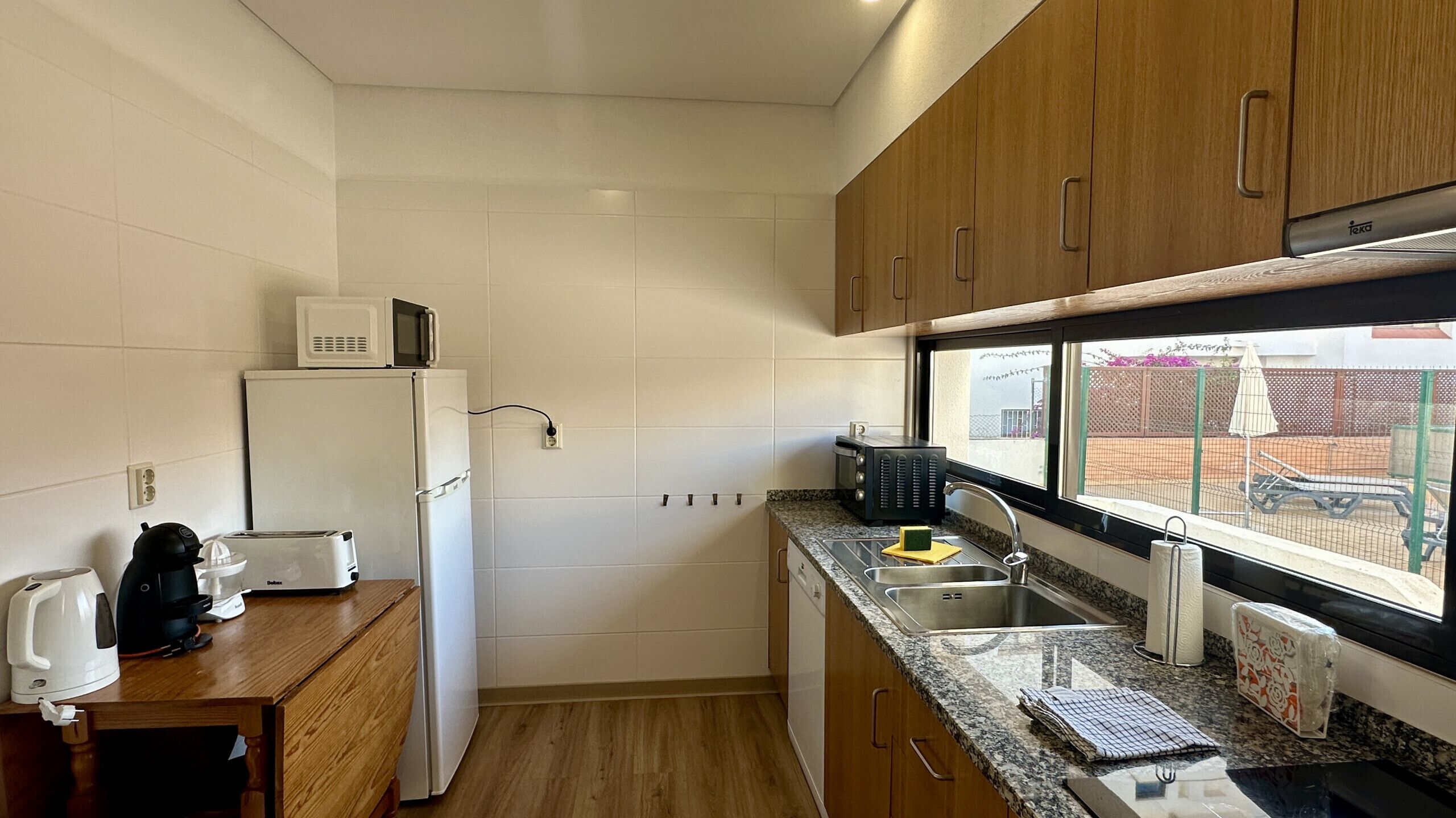 Frigorífico, microondas, horno y placa de cocina