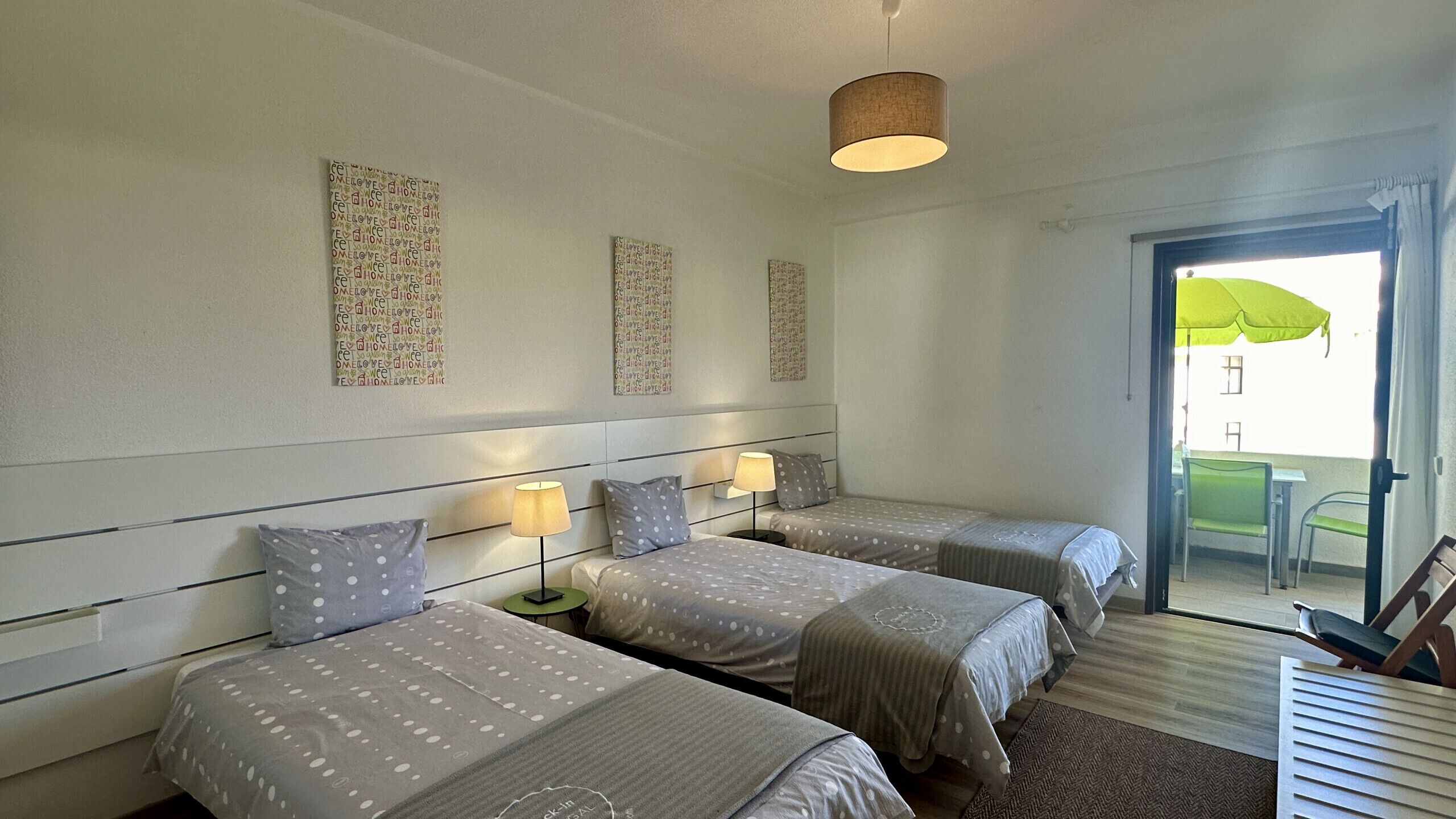 1 chambre, fer et planche à repasser