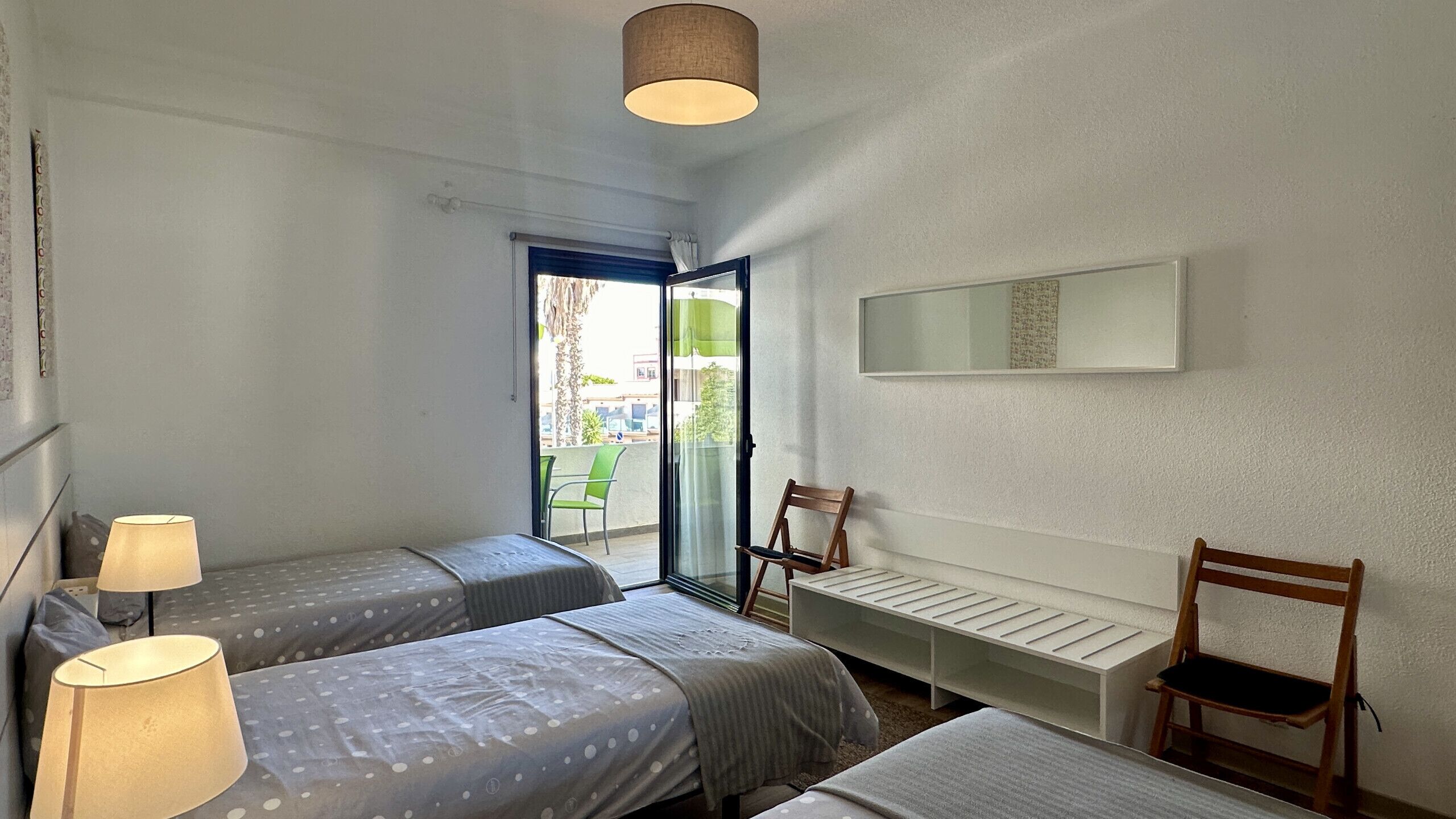 1 slaapkamer, een strijkplank/strijkijzer