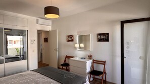 1 habitación y tabla de planchar con plancha 