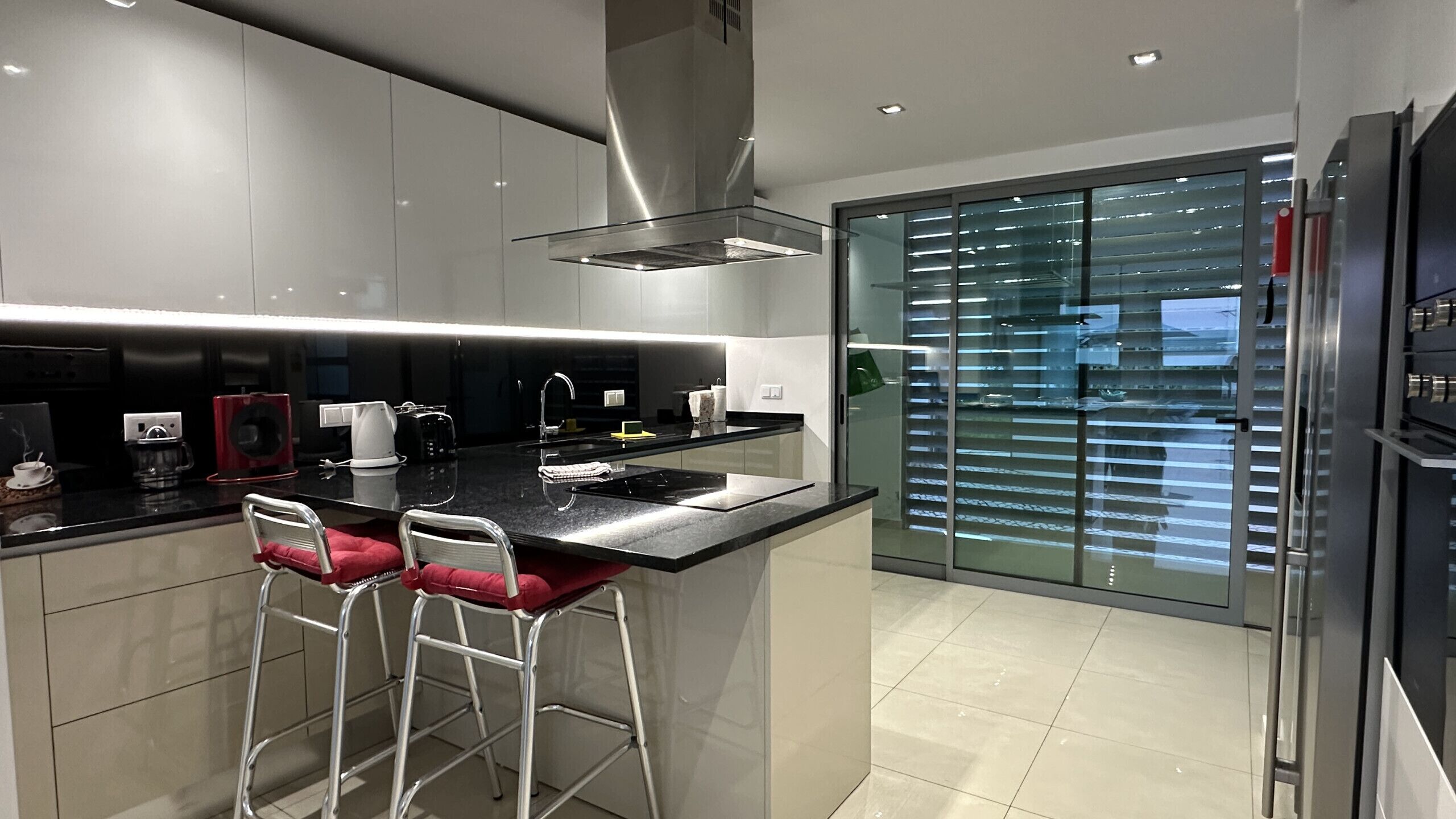 Køleskab, mikrobølgeovn, ovn, kogeplade