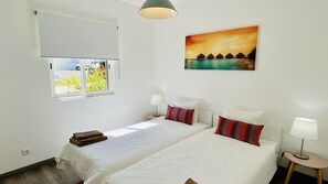 1 chambre, fer et planche à repasser