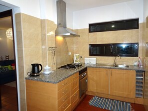 Kylskåp, mikrovågsugn, ugn och diskmaskin