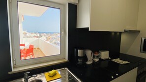 Køleskab, mikrobølgeovn, ovn, kaffe-/temaskine