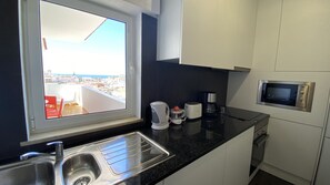 Fridge, microwave, oven, coffee/tea maker - Rooftop by Check-in Portugal (Albufeira)