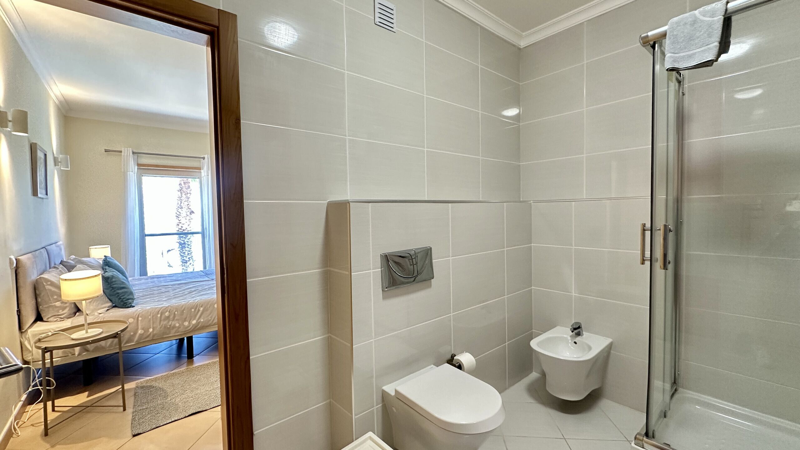Une salle de bain moderne équipée d’une douche, de toilettes et d’un bidet.